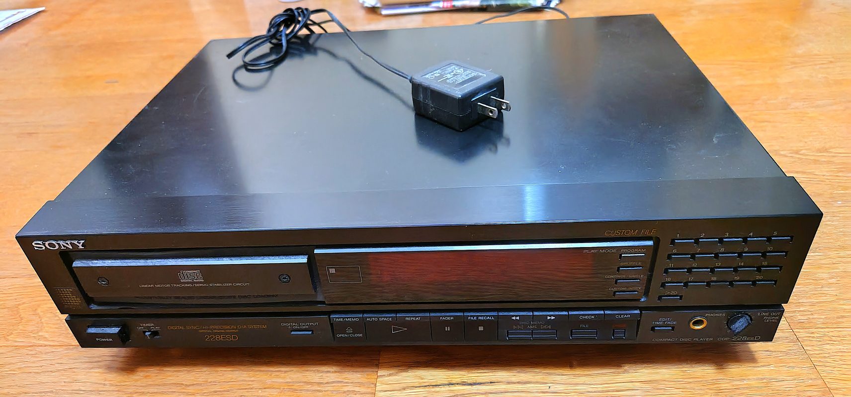 真空管クロック搭載のCDプレーヤー